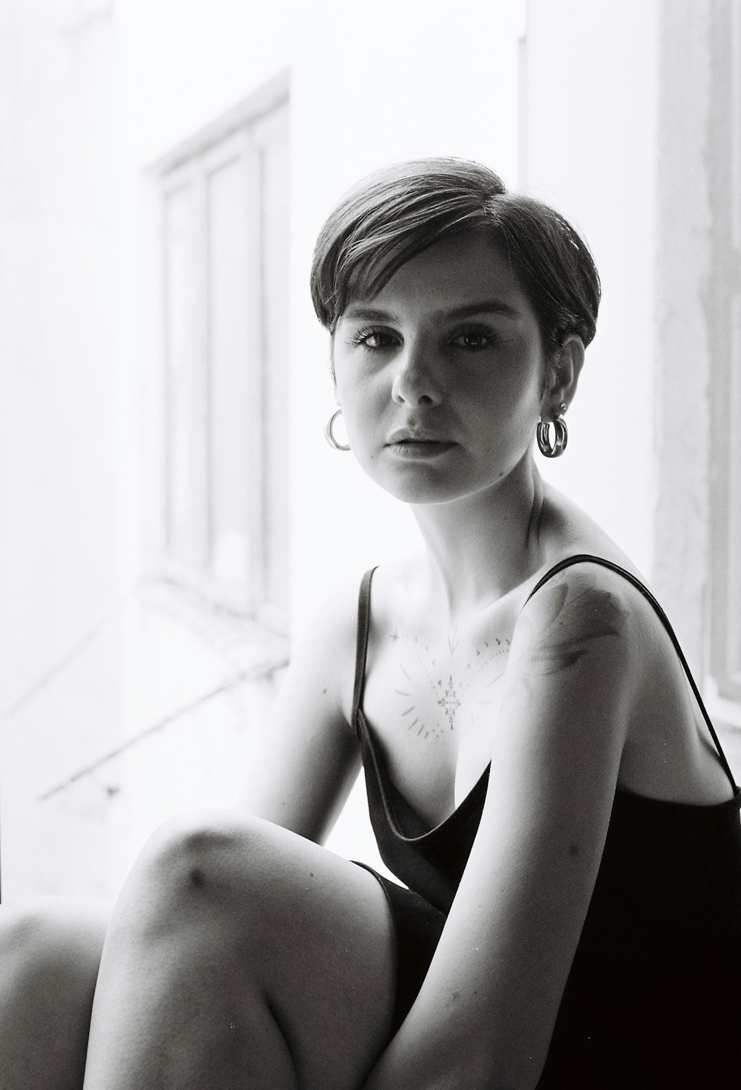 Woman with a longer short haircut illustrating a softer bixie perimeter and face-framing length