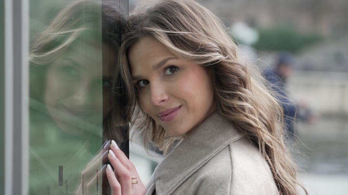 Brunette woman with warm dimensional highlights