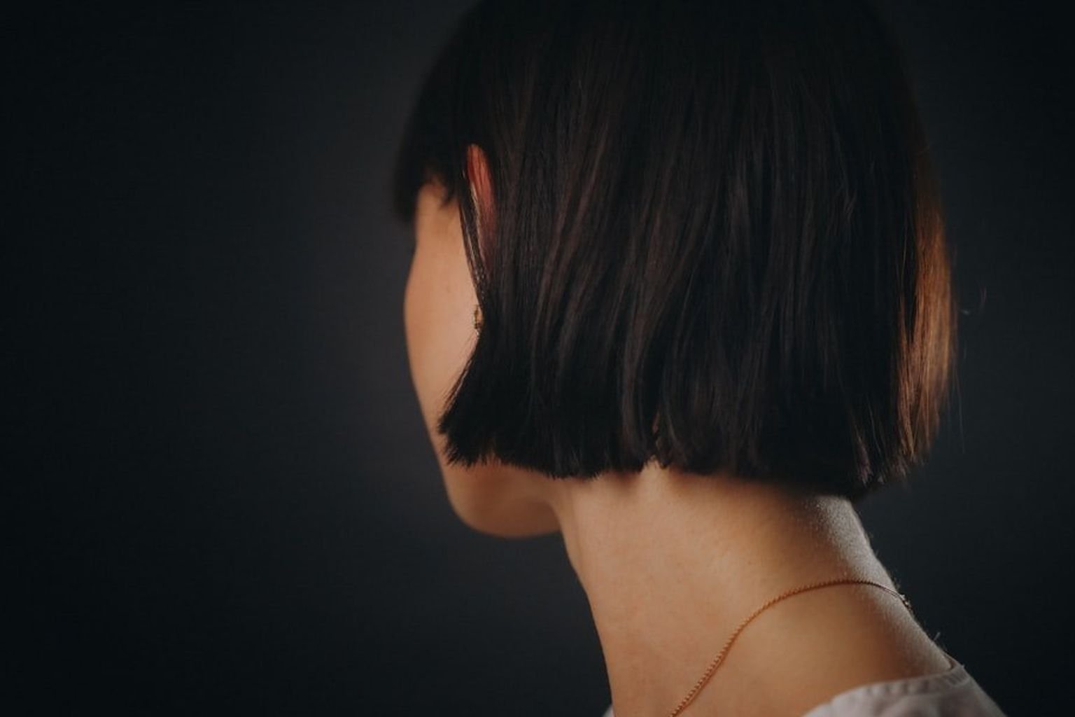 Collarbone-length clavi-cut with a soft straight silhouette and natural movement