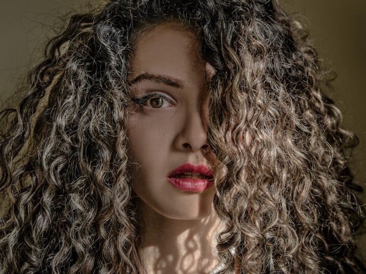 Woman with medium-length hair near the collarbone and soft natural movement