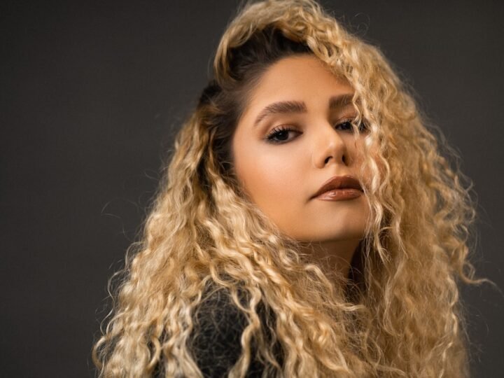 Woman with dimensional highlighted curls and visible curl pattern