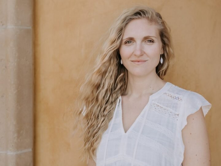 Woman with loose natural waves and softly textured hair