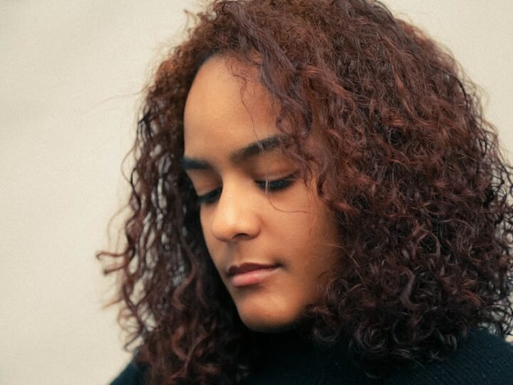Close-up portrait with curly hair and a softly shaped perimeter