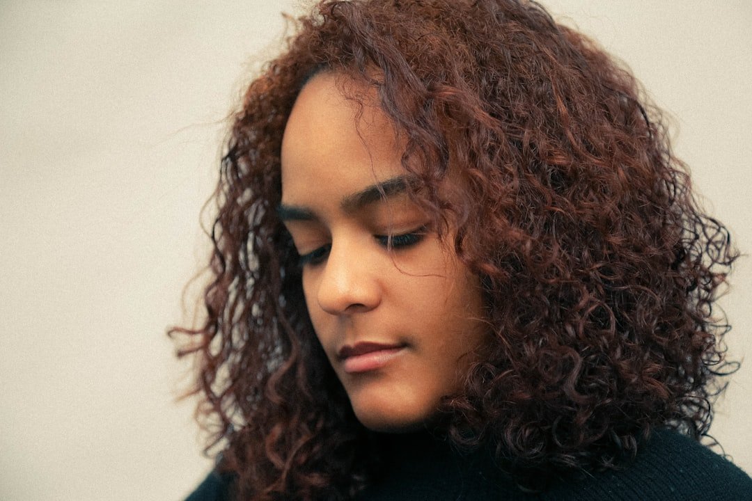 Close-up portrait with curly hair and a softly shaped perimeter